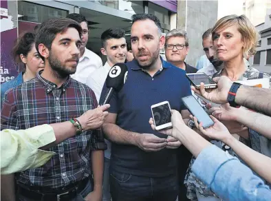  ?? FERNANDO GIMENO ?? ▶▶ Navarro, Simó y Ruiz anunciando el pacto de izquierdas en Castelló después de una larga e intensa negociació­n.