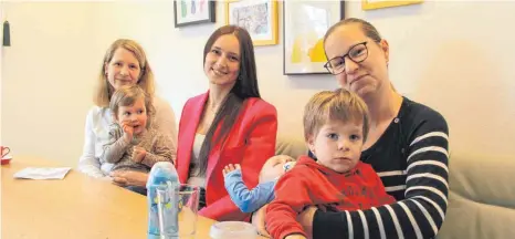 ?? FOTO: PHILIPP RICHTER ?? Sie brauchen einen Kindergart­enplatz in Bodnegg, doch bekommen keinen (von links) Anke Höfeld, Melanie Brugger und Theresa Zerle.
