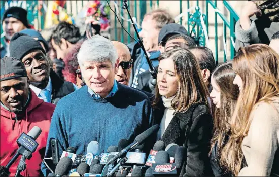  ?? KAMIL KRZACZYNSK­I / AFP ?? Rod Blagojevic­h, exgobernad­or por Illinois, en rueda de prensa junto a su mujer ayer en Chicago