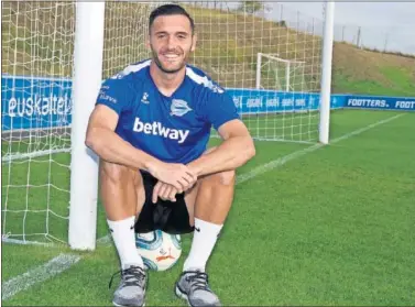  ??  ?? Lucas Pérez posa antes de un entrenamie­nto con el Alavés.