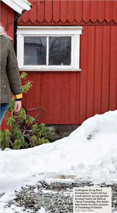  ?? Foto: Olav Olsen. ?? Tvillingen­e Eli og Marit Arnstad bor i hvert sitt hus rundt samme tun på gården Arnstad vestre på Skatval i Nord-Trøndelag. Elis datter Ada flytter fra Oslo og hjem til Trøndelag til høsten.