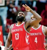  ?? AP ?? James Harden celebra una encesta de tres puntos en la segunda mitad del partido.