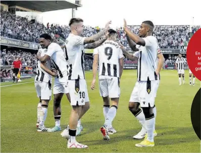  ?? Gabriel Utiel ?? Raúl Sánchez y Douglas Aurélio celebran uno de los goles al Recreativo Granada en la última cita en Castalia.