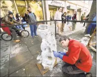  ?? Peter Hvizdak / Hearst Connecticu­t Media ?? Profession­al ice sculptor Garry Costa, of Burlington, creates an artwork on Chapel Street in New Haven in front of Wave Gallery and Enson’s. The Shops at Yale sponsored Costa’s work.