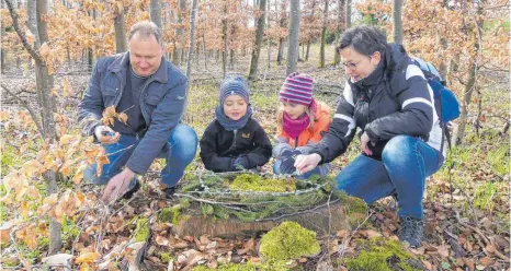  ?? FOTO: BURGHART ?? Vor dem Start zur Rätselrund­e bastelten Lea (9) und Jonas (7) mit ihren Eltern ein Osternest.