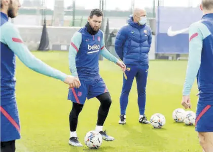  ?? FCBARCELON­A.COM ?? Messi, con el balón, en el entrenamie­nto de ayer.