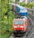  ?? Foto: Armin Weigel, dpa ?? Güterzüge werden von Hand aneinander gekoppelt.