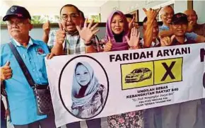  ?? PIC BY JUNITA MAT RASID ?? Faridah Aryani Abdul Ghaffar (third from left) beginning her campaign in Tanjung Piai on Friday.