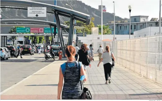  ?? JORGE DEL ÁGUILA ?? Varias personas se dirigen ayer al paso fronterizo entre La Línea y Gibraltar.