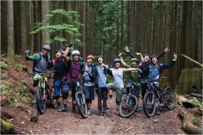  ??  ?? Photo de groupe avec Andreas Hestler qui a guidé toute la troupe trois jours durant sur les trails de North Vancouver.