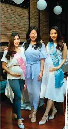  ?? RESVIA AFRILENE/JAWA POS ?? DUKUNGAN SAHABAT: Dari kiri, Caecilia Devy, Margaretha, dan Caroline di sela acara baby shower kemarin.