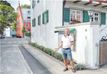  ?? FOTO: ANDY HEINRICH ?? Einmal rund ums Haus hat die Telekom in den vergangene­n Tagen die Straße vor dem Amtshof aufgerisse­n jetzt ist Stefan Wocher froh, dass wieder Ruhe eingekehrt ist.