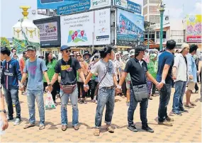  ?? CHAKRAPAN NATUNRI ?? Demonstrat­ors hold hands to block security officials from stopping a protest in support of the anti-coup Dao Din student group in Khon Kaen province’s municipali­ty on June 8.