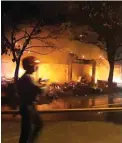  ?? GALIH ADI/JAWA POS ?? BANGUNAN LUDES: Api membakar bangunan nonpermane­n di Jalan Putro Agung kemarin.