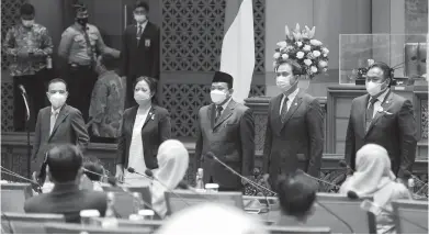  ?? POOL PEMBERITAA­N DPR ?? PARIPURNA PERDANA: Anggota DPR dari Fraksi Partai Gerindra Bimantoro Wiyono (tengah) berfoto dengan pimpinan DPR (dari kiri) Sufmi Dasco Ahmad, Puan Maharani, Azis Syamsuddin, dan Rachmat Gobel setelah dilantik sebagai pengganti antarwaktu di kompleks parlemen Senayan, Jakarta, kemarin (11/1).