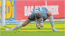  ?? FOTO: IMAGO ?? Doppeltunn­el: Fabian Giefer flutscht der Ball durch Arme und Beine, Bremen gewinnt 3:2 in Augsburg.