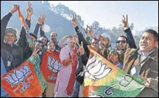  ?? HT PHOTO ?? BJP workers celebratin­g in Mandi after the results were declared for the assembly elections on Monday.