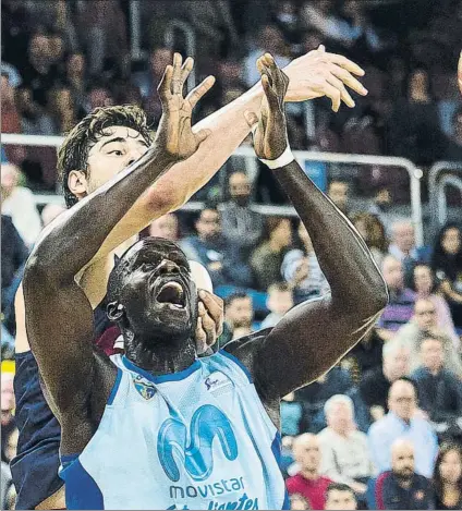  ?? FOTO: ACB PHOTO ?? Tomic y Savané luchando por un balón en un duelo reciente entre Movistar Estudiante­s y FC Barcelona Lassa