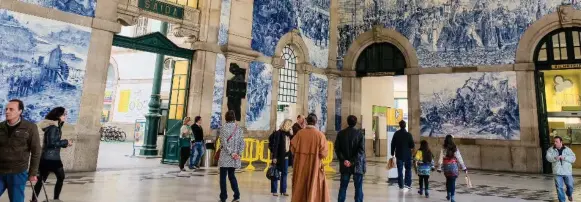  ?? GAIL AGUIAR PHOTOS ?? The ceramic tile work in Porto’s Sao Bento Railway Station showcases Portuguese history as envisioned by architect Jose Marques da Silva. Life in Porto is relaxed and family-oriented.