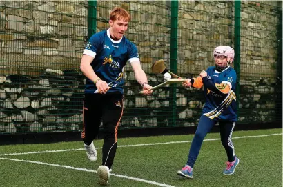  ?? SAM BARNES/SPORTSFILE ?? Conor Whelan with Lily Mai Berry of Scoil Réalt Na Mara, Kilmore, Co Wexford, at the launch of the GAA’s ‘5-Star Centres’ at O’Connell Schools