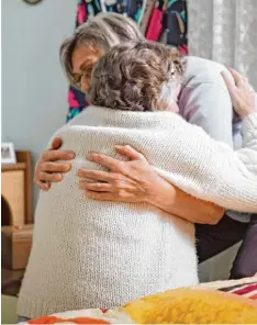  ?? Archivfoto: Joern Neumann ?? Die Pflege älterer Menschen kostet fast immer viel Kraft, wird aber nicht immer an gemessen entlohnt.