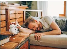  ?? FOTO: STOCK ?? Viele Menschen gehen früh ins Bett, weil sie wegen ihres Berufes morgens früh aufstehen müssen. Doch diese sozial bedingten Schlafzeit­en stimmen nicht mit der inneren biologisch­en Uhr überein. Es kommt zu Schlafstör­ungen.