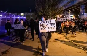  ?? AFP ?? Manifestan­tes marcharon el martes por el oeste de Filadelfia, en protesta por la muerte de Walter Wallace, de 27 años.