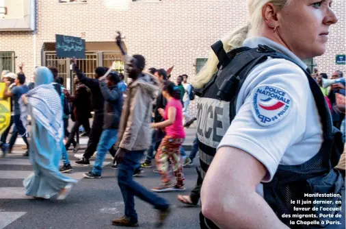  ??  ?? Manifestat­ion, le 11 juin dernier, en faveur de l’accueil des migrants, Porte de la Chapelle à Paris.