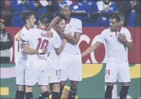  ?? FOTO: EFE ?? Los sevillista­s, celebrando el gol de Sarabia El Eibar vendió cara su derrota