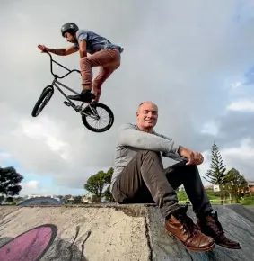  ?? ANDY JACKSON/STUFF ?? Seth Hickey takes to the air behind Councillor Shaun Biesiek.