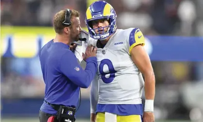  ?? Los Angeles Times/REX/Shuttersto­ck ?? Sean McVay talks to his quarterbac­k Matthew Stafford, one of the men the Rams have built around this season. Photograph: Wally Skalij/