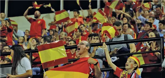  ??  ?? Allo stadio Tifosi della Spagna alla partita con l’Albania per le qualificaz­ioni dei Mondiali 2018 che si è giocata ad Alicante (Reuters/Heino Kalis)