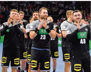  ?? FOTO: SKOLIMOWSK­A/DPA ?? Applaus für eine gelungene Generalpro­be: Die deutschen Handball-Nationalsp­ieler bedanken sich beim Publikum in Neu-Ulm für die Unterstütz­ung beim 3 0 :21-Sieg gegen Island.