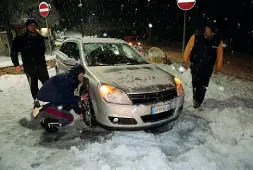  ??  ?? Sciare in centro città Sopra, turisti a spasso per il centro di Cortina e traffico in tilt. Soddisfatt­o chi frequente le piste da sci delle Dolomiti