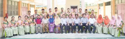 ??  ?? PEH (duduk tengah) bergambar kenangan bersama guru-guru dan pelajar Tingkatan Enam SMK Pamol sebelum persaraann­ya pada 15 Januari 2017.