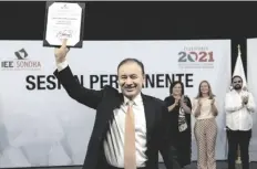  ?? FOTO CORTESÍA ?? ALFONSO DURAZO, levanta el acta de mayoría del IEE que lo certifica como ganador de la elección del 6 de junio para gobernador de Sonora, luego de recibirla el domingo, en evento celebrado en la capital del estado.