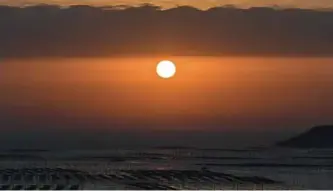  ??  ?? The sunrise is seen from the Niu Yu mudflat in Xiapu in China’s Fujian province.