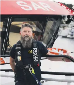  ??  ?? PASS PÅ: Båtfører, dykker og redningsar­beider Pål Abrahamsen om bord i redningsbå­ten Klaveness Marine i Drøbak foto: NTB scanpix