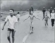  ?? NICK UT / AP ?? Vietnam, 1972. Kim Phuc, de 9 años, huye despavorid­a tras un ataque con napalm