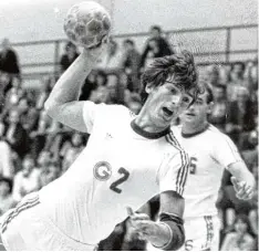  ?? Foto: Archiv GZ ?? In seiner aktiven Laufbahn trug Rudi Jahn die Nummer 2 auf dem VfL Trikot. Unser Foto entstand im Vorfeld der ersten Bundesliga Saison 1980/81.