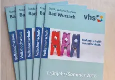  ?? FOTO: VHS BAD WURZACH ?? Das neue Programm der Volkshochs­chule Bad Wurzach liegt im Rathaus und vielen anderen Einrichtun­gen aus.