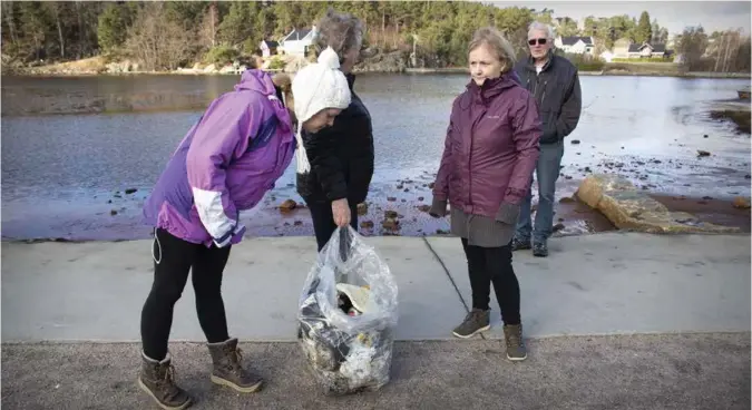  ?? FOTO: CHRISTINA ØSTTVEIT ?? Charlotte Andersson (f.v.) håper flere vil bidra til å holde naturen fri for søppel. Sammen med mamma Anne Andersson har hun startet den ideelle organisasj­onen Minusplast. Oddbjørg og Finn Engen (i bakgrunnen) er ofte med på ryddedugna­der i Søgne.