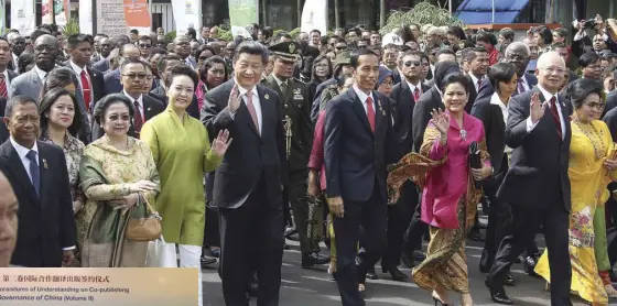  ??  ?? Chinese President Xi Jinping and his wife Peng Liyuan take part in a symbolic stroll with other Asian and African leaders in Bandung, Indonesia on April 24, 2015, commemorat­ing the historic 1955 Bandung Conference.