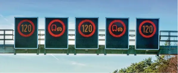  ?? Symbolfoto: JFsPic stock.adobe.com ?? Wenn es nach heimischen Politikern geht, soll der Verkehr auf der A8 durch solche anpassbare­n Schilder beeinfluss­t werden.