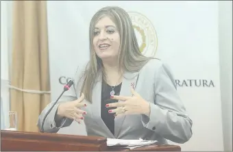  ??  ?? Audiencia pública del concurso de terna para fiscal general de junio de 2017. Sandra Quiñónez prometió que no impediría que la Contralorí­a audite las cuentas de la Fiscalía.