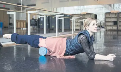  ?? ANNE-MARIE JACKSON PHOTOS/TORONTO STAR ?? Rolling out on a foam roller helps Ogden keep her muscles loose, an important step in injury prevention.