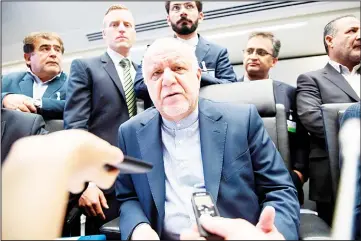  ??  ?? In this file photo, Iran’s Oil Minister Bijan Namdar Zanganeh (center), attends the 172nd meeting at OPEC headquarte­rs in
Vienna, Austria. (AFP)