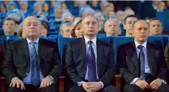  ??  ?? Celebrazio­ne Il presidente russo Putin, al centro, ieri, durante la giornata di celebrazio­ne della fondazione della Ceka, l’antesignan­a di Kgb e Fsb ( Afp)