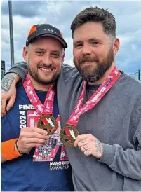  ?? ?? ●●Chris Skeggs (right) with a friend celebratin­g completing the marathon