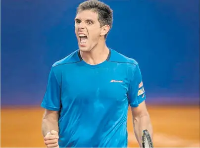  ??  ?? Puño apretado. Delbonis empleó 2 horas y 19 minutos para superar al portugués Elías en dos sets.